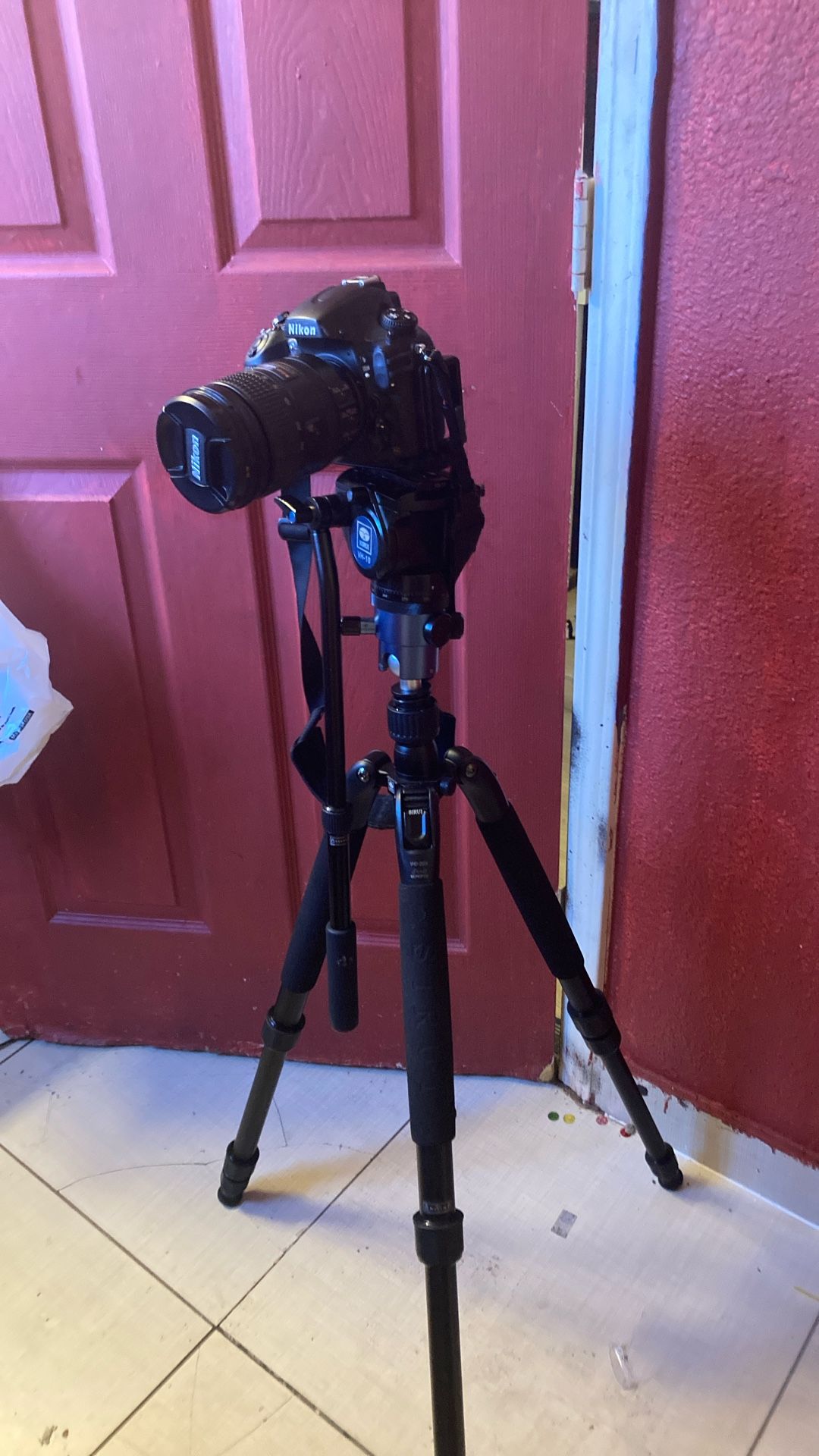 Nikon Fix Camera With A Nikon Af-s Nikkor 28-300mm 1.35-5.6g Camera Lens And A Siri I Camera Stand