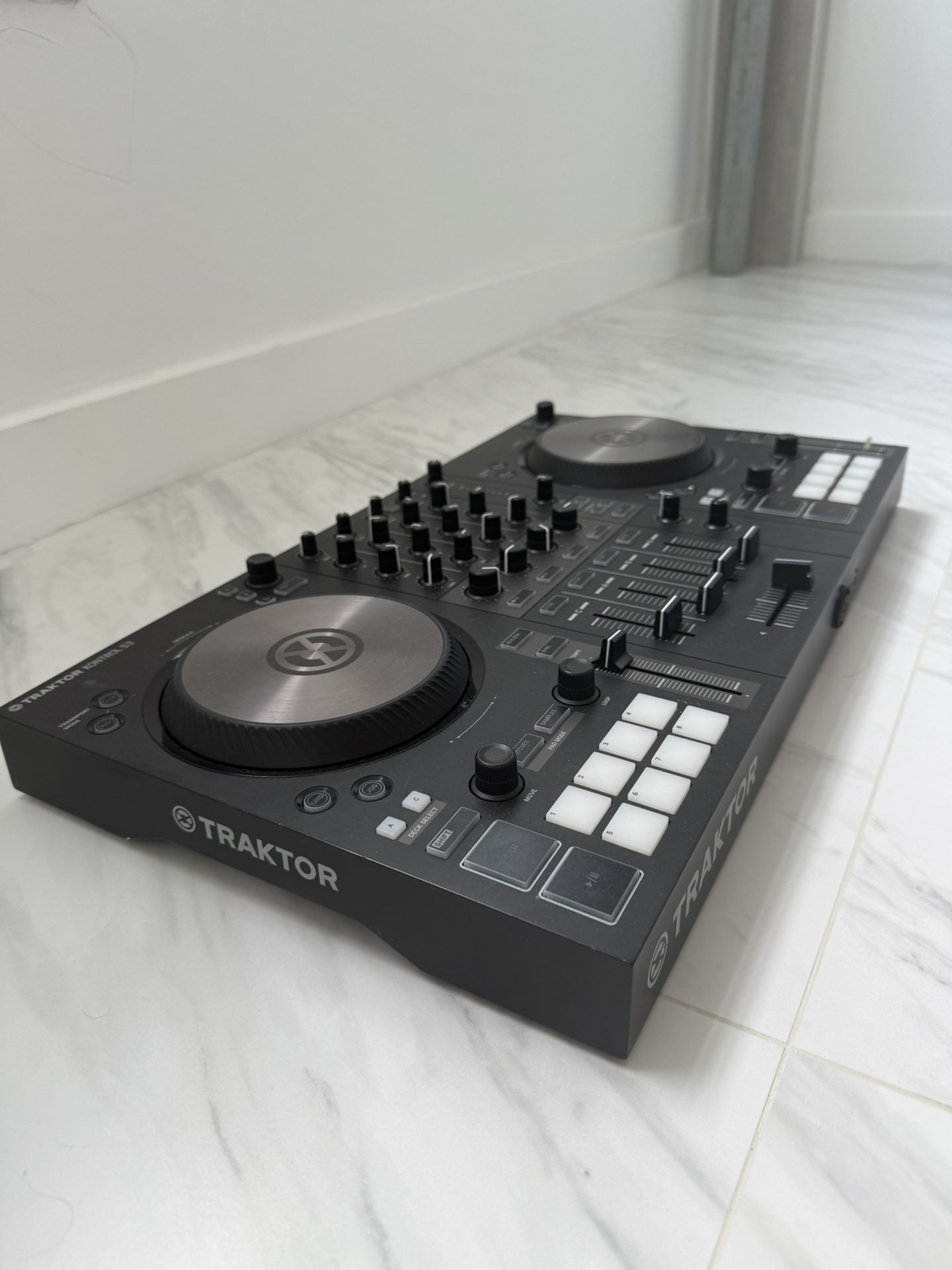 Traktor Kontrol S3 4 channel DJ Controller