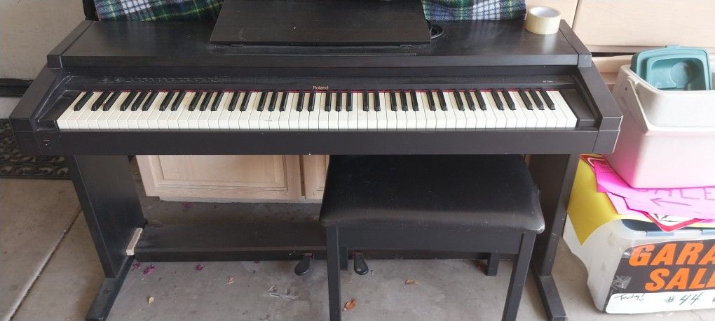Roland Piano 125$