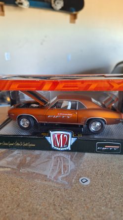 1969 Camaro FULL METAL DIE CAST MODEL ..COSTS 35 GGIVE ME 20
