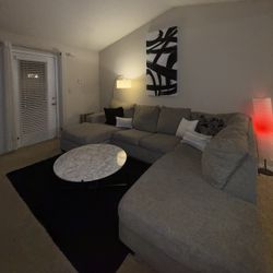 Modern Gray Sectional & Marble Coffee Table Set // Juego de mesa de centro seccional moderna de márm