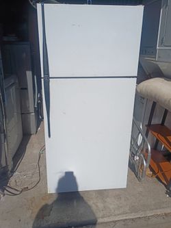 BEAUTIFUL WHITE REFRIGERATOR IN MINT CONDITION 