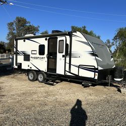 Keystone 19ft  White/gray Great Condition 