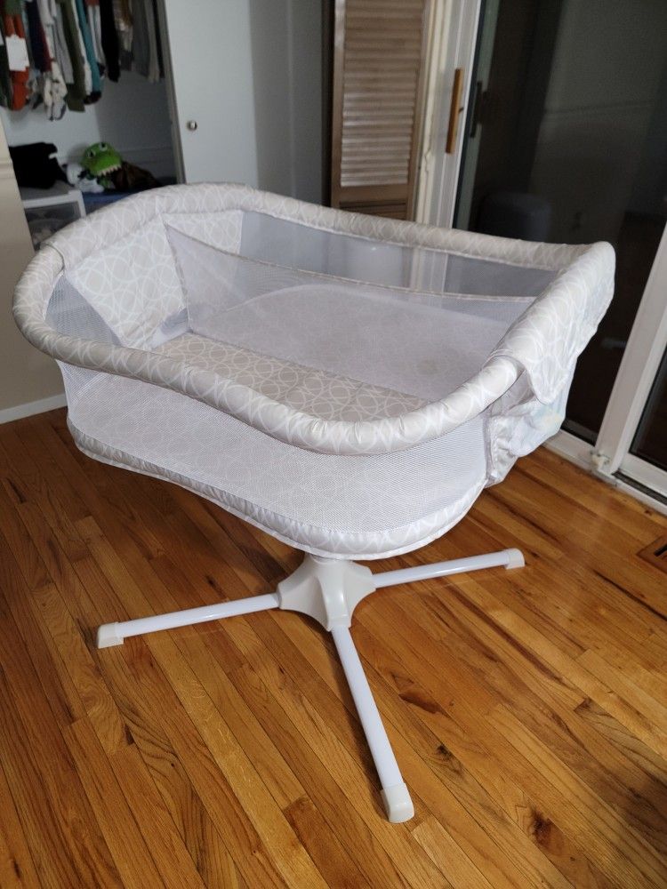 TWIN BASSINET!