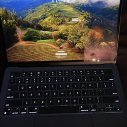 Apple MacBook Air 13.6 In -new