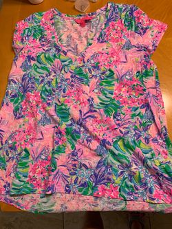 Disney x Lilly Pulitzer XL V-Neck T-Shirt pick up in Coral Springs 33071