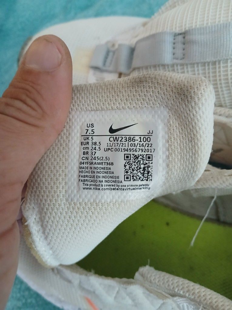 Size 7.5 Woman's Nike $20 Obo