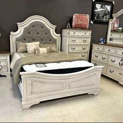 Realyn Chipped White Panel Bedroom Set 4 PIECE ❗Ashley Brand 