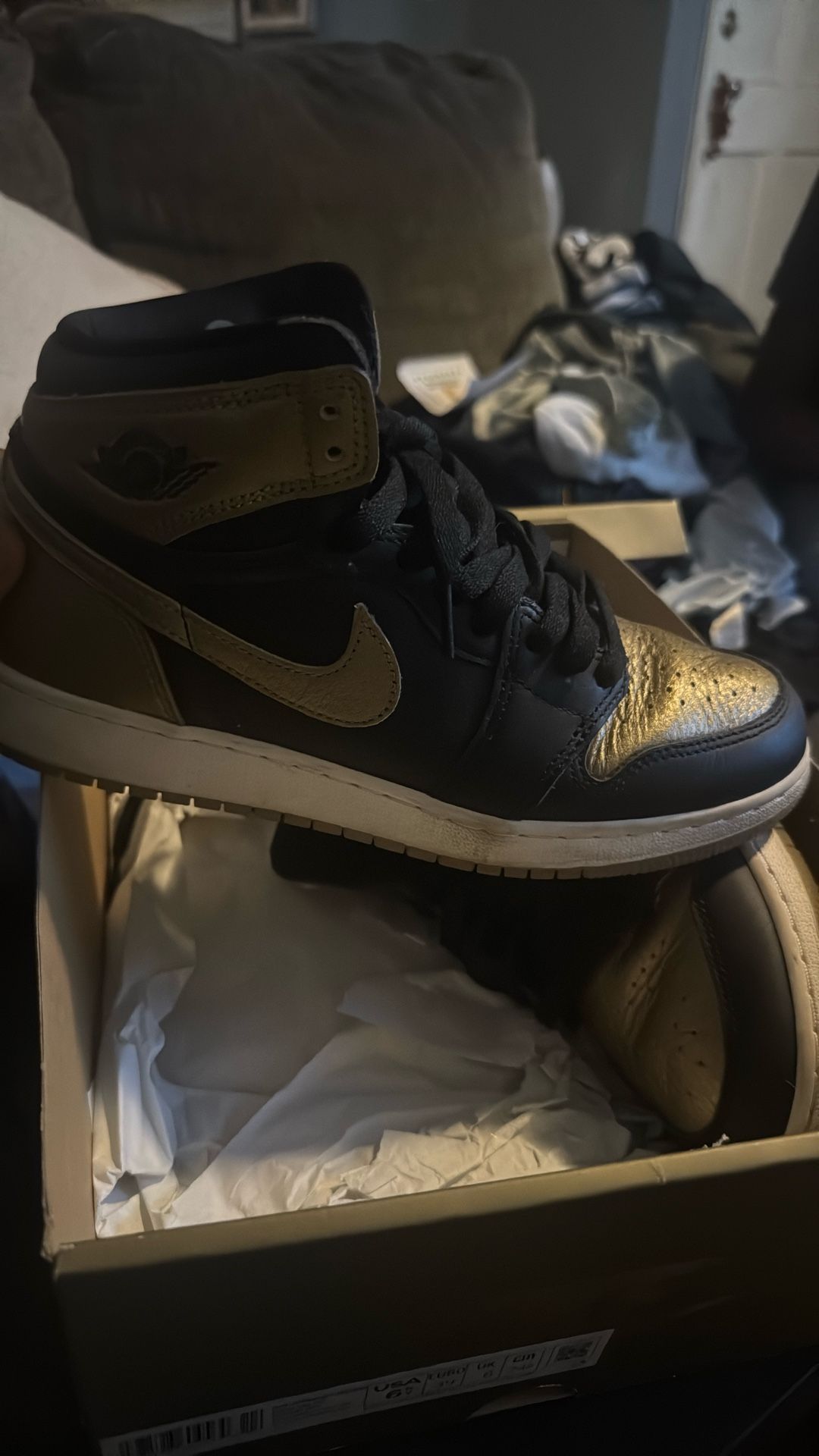 Jordan 1 Mids Black Gold