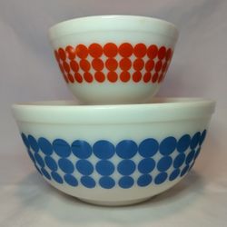 Vintage Pyrex Dots Nesting Bowls 