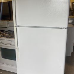 GE Refrigerator Top Freezer White 