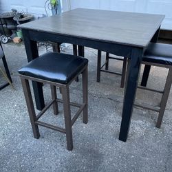 Nice Heigh Dining Table With 4 Leather Stools 