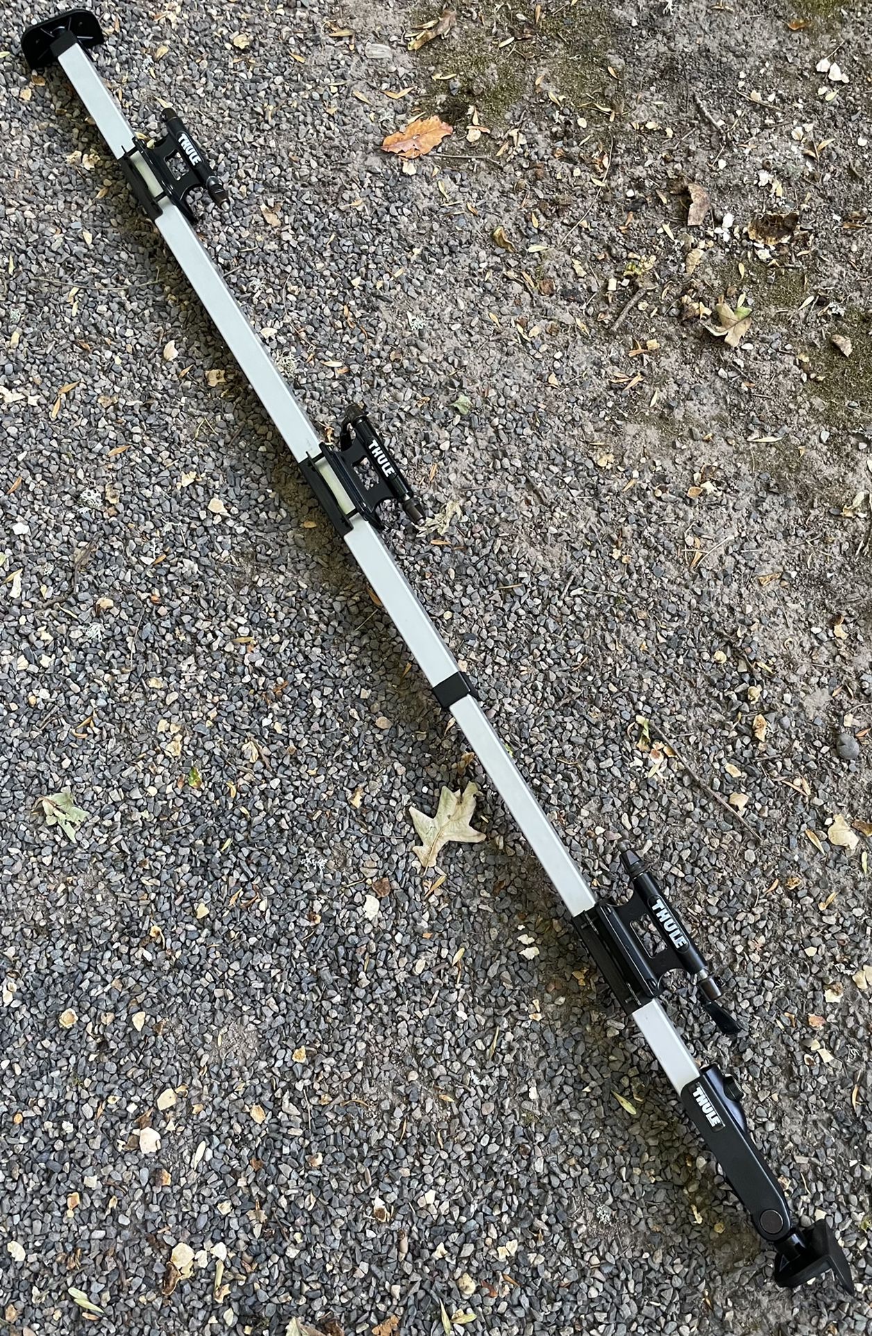 Thule 822 Bed Rider Telescoping Pickup Truck Bicycle Rack with Lock and Key for 3 Bikes