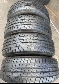 245 60 18  vendo un set de llantas usadas en excelente condición marca Michelin