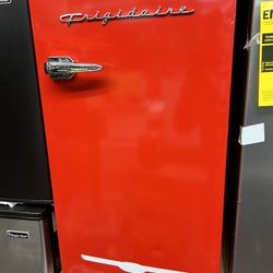 Frigidaire 3.2 cu. ft. Retro Mini Fridge in Red