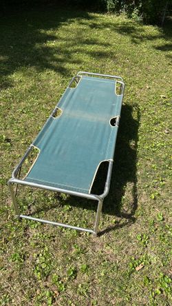 Light weight folding cot