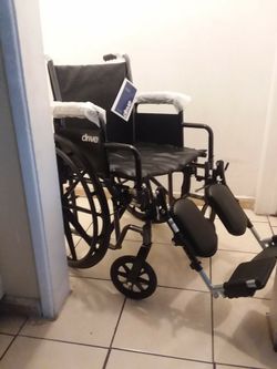 DRIVE SILVER SPORT II WHEELCHAIR 18 " WIDTH ELEVATED LEGREST