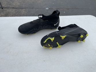 Black Nike Soccer Cleats With Yellow Studs Size 6Y