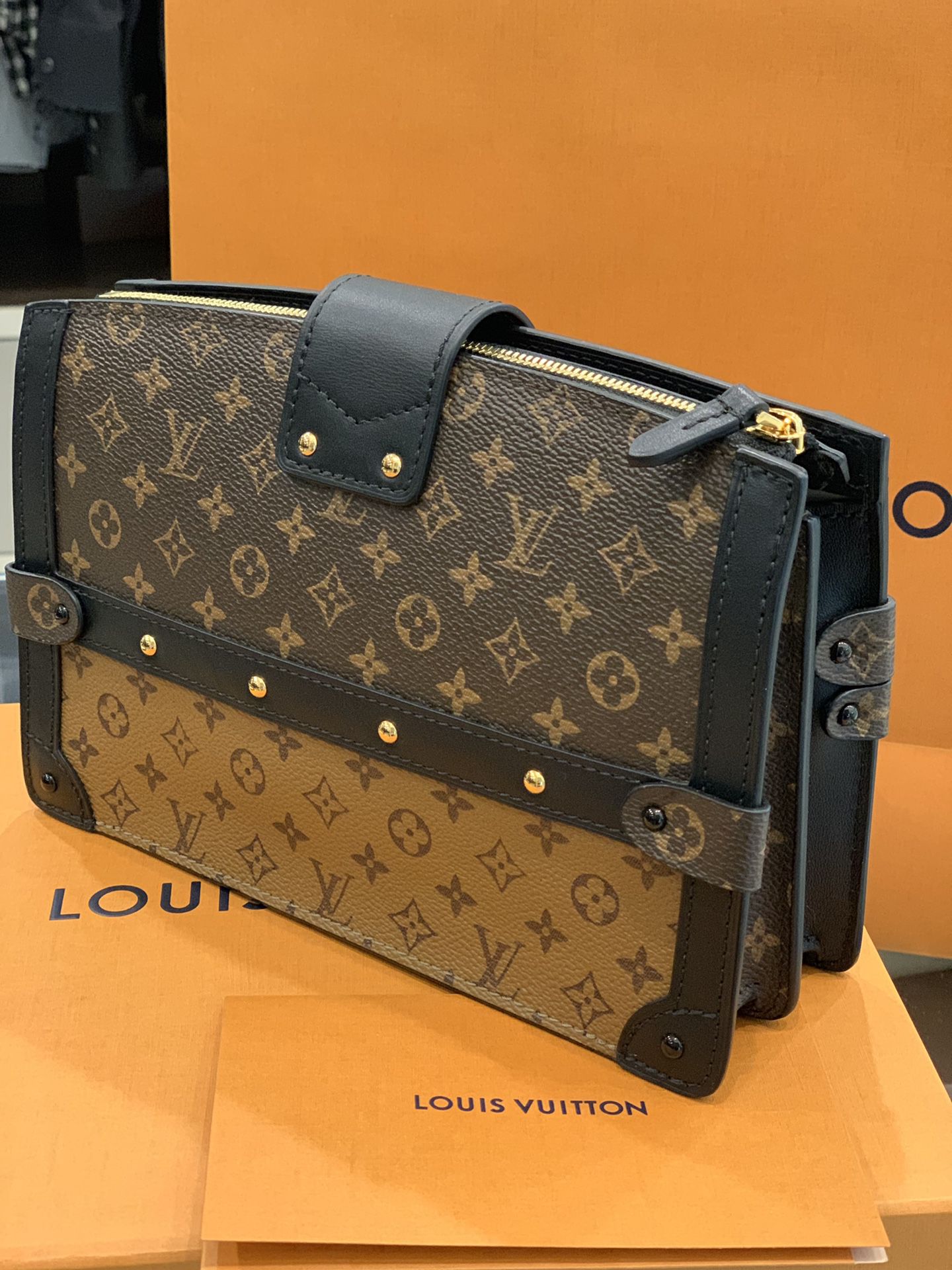 LV Clutch And Change Holder for Sale in Glendale, AZ - OfferUp