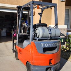 Toyota 8FGCU15 propane forklift
