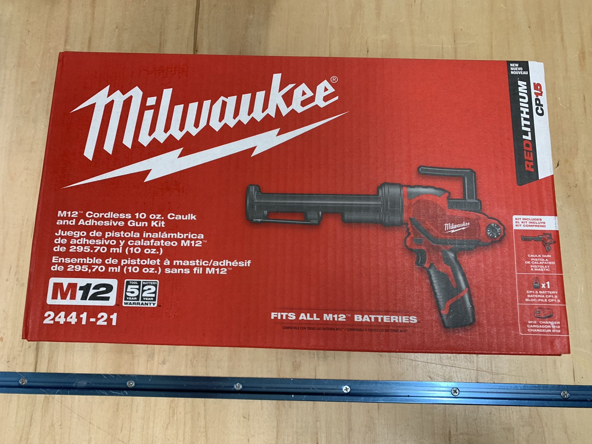 Milwaukee M12 Caulking Gun Kit