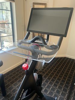 Peloton bike (like new) mat & shoes (9)