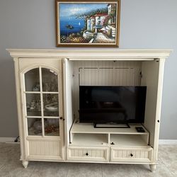 Beach style entertainment center