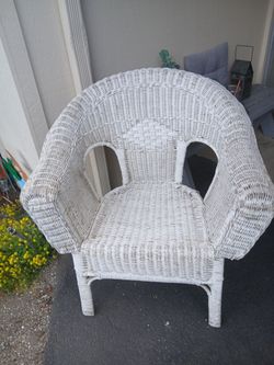 VINTAGE WICKER CHAIR