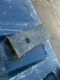 Tow hitch sleeve