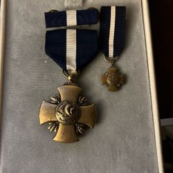 Authentic Vintage WW2 U.S. Navy Cross Medal Full And Mini Size!! Rare