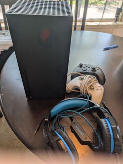Xbox Series X (1 TB), Two controllers, Headphones