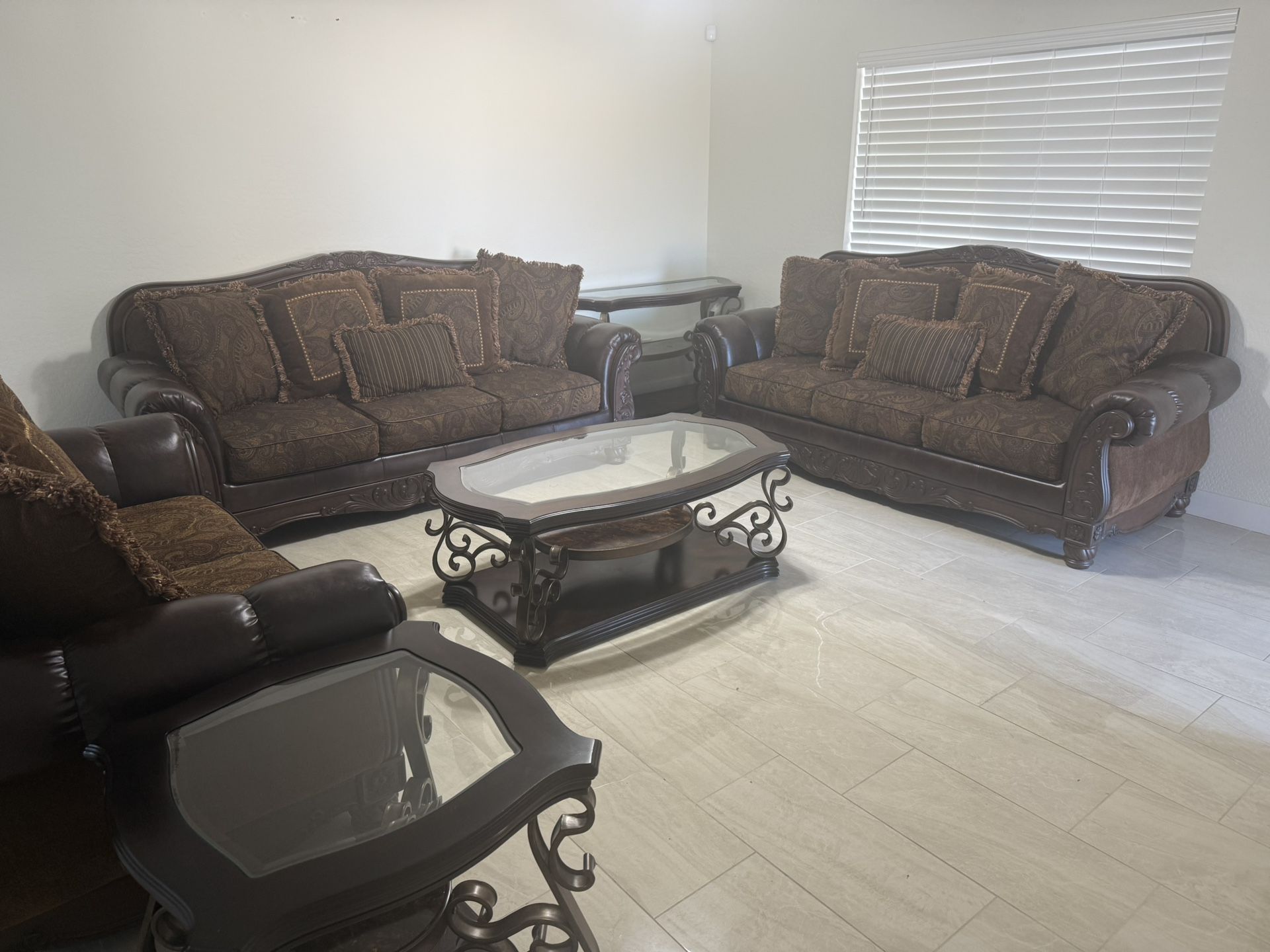 Elegant Traditional Living Room Set – Gently Used