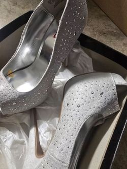 Women heels size 8 , brand new silver