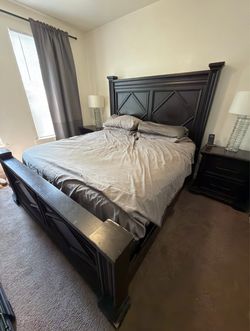 King Bedroom Set – Solid Wood – Excellent Condition