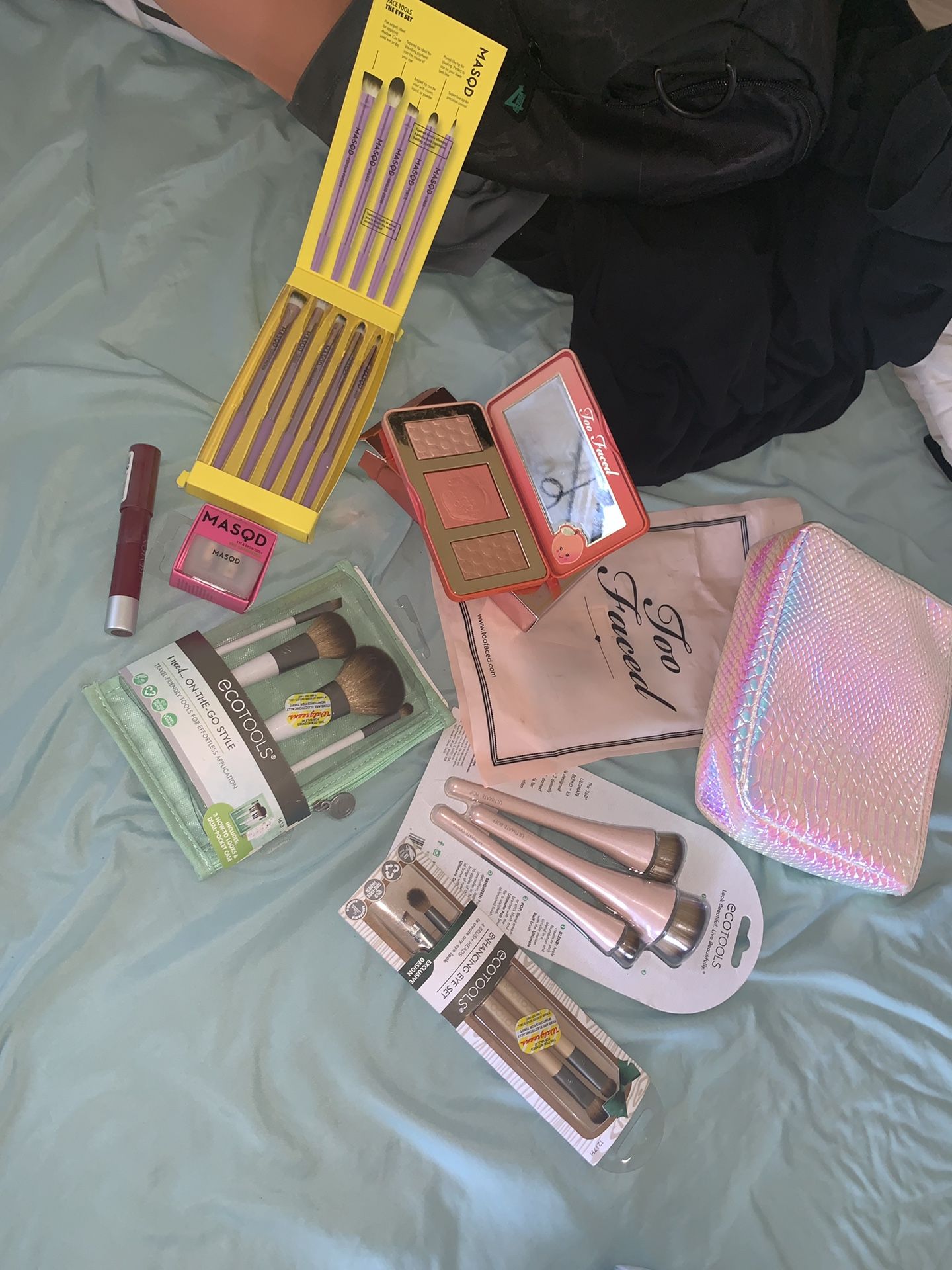 Brush and too faced highlighter kit with makeup bag