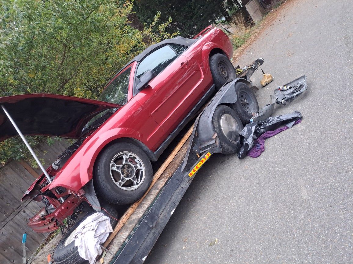 06 Ford Mustang V6 ,only Cosmetic Damage To Body Parts ,this Car Just A Front End Body Parts ,motor Runs.