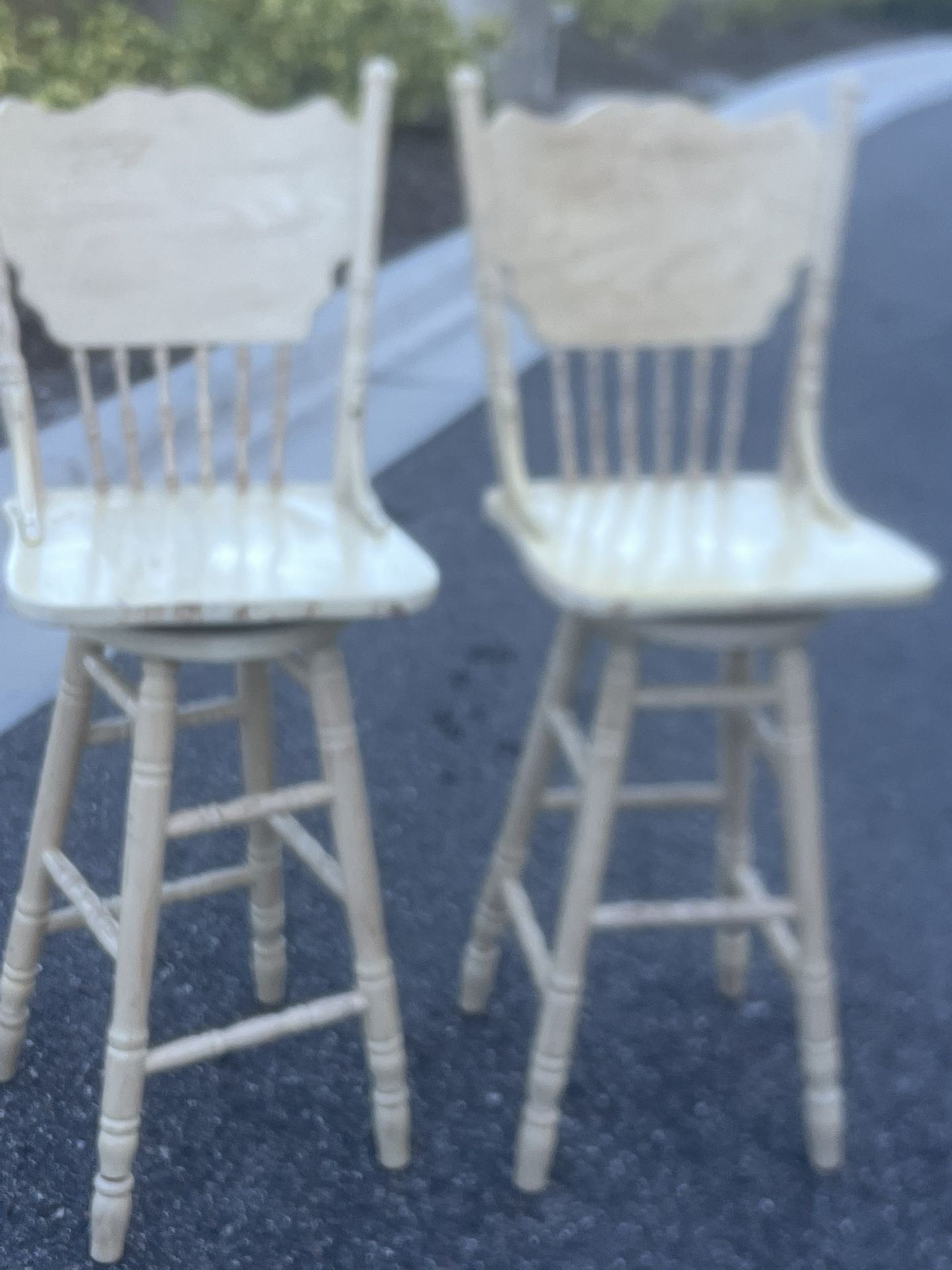 2 antique chairs use a good condition with cosmetic blemishes such as scratches and scuff marks from time and usage. The  chairs hight can be reduced 