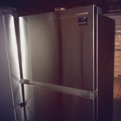 Nice And Clean Samsung Refrigerator 