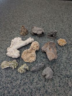 11 FISH TANK AQUARIUM DECORATIONS, SEVEN REAL ROCKS AND FOUR STORE MADE AS SHOWN IN PICS