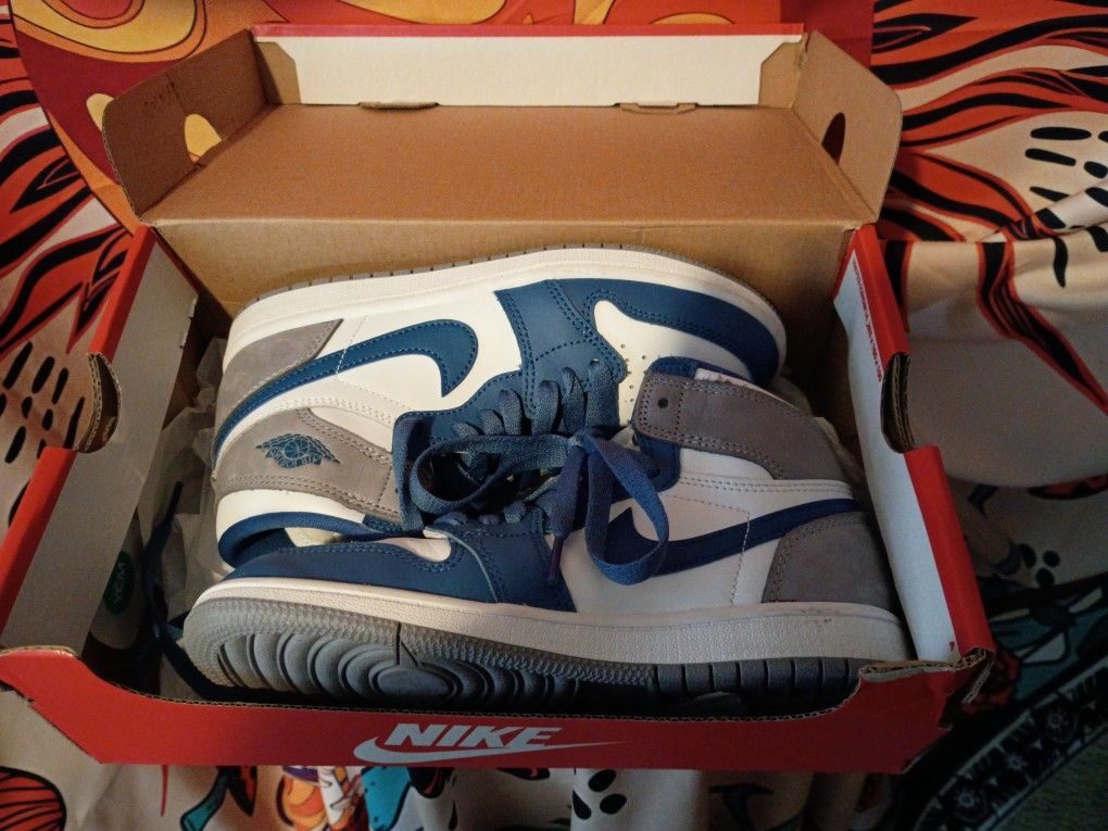 🔵 Air Jordan 1 Mid “True Blue” — Size 3Y