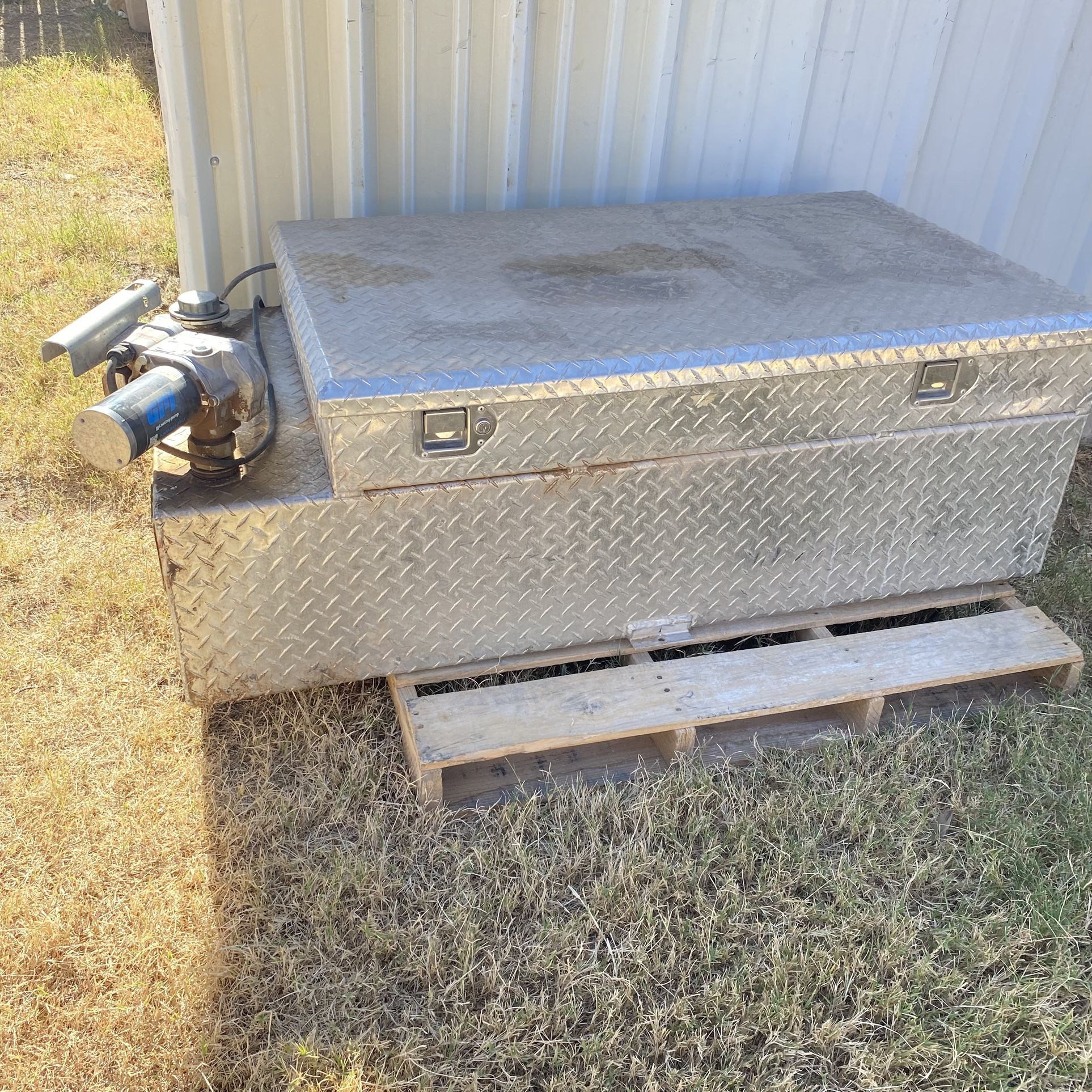 90 gallon low profile transfer tank/ Or trade for twin pontoon air compressor/generator