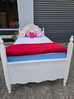 BEAUTIFULL TWUIN SIZE BED FRAME WITH MATRESS AND BOXPRING VERY GOOD CONDITION