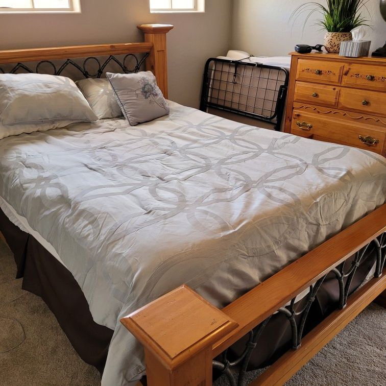 Beautiful Queen Size Bed + Nightstand & Chest