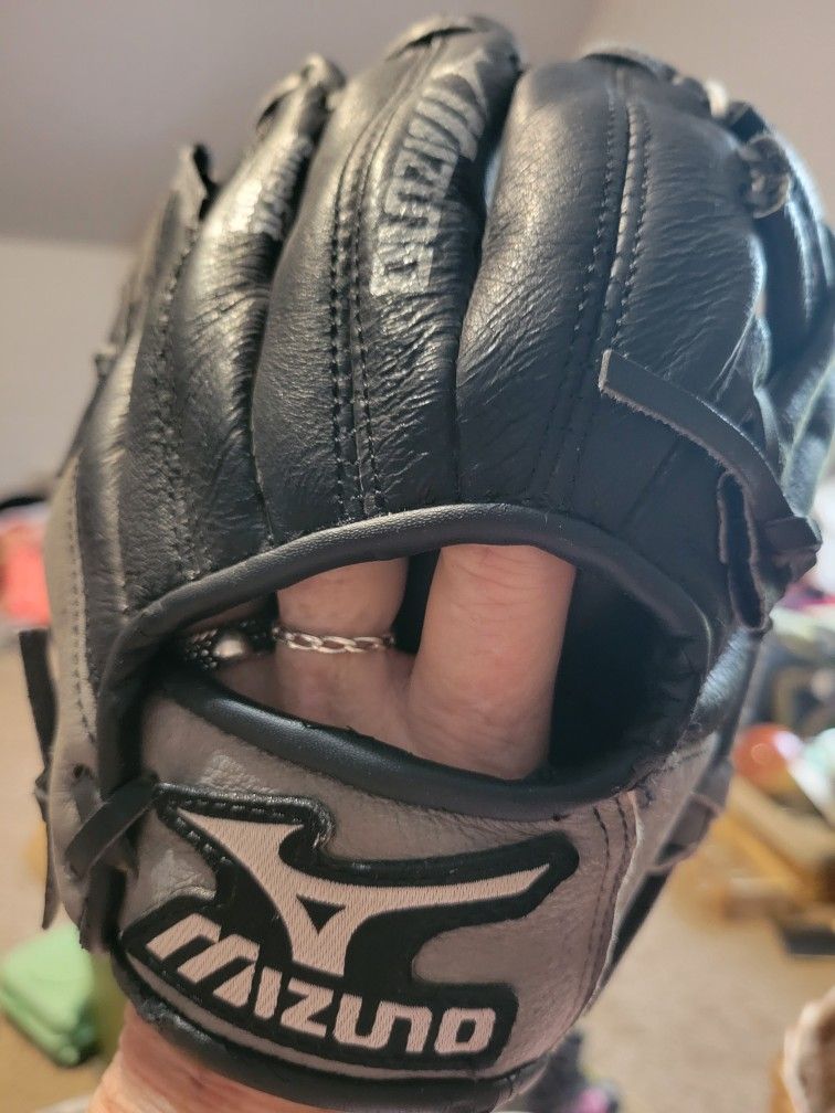 Mizuno Black And Gray Leather 9 Inch Glove