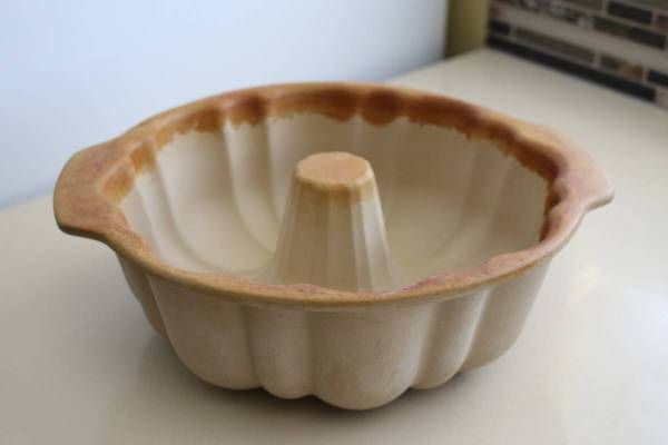 Pampered Chef: Stoneware Bundt Cake Pan