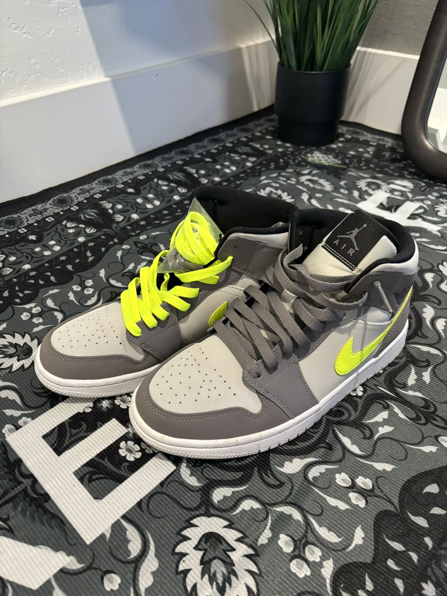 Air Jordan Mid Gunsmoke Volt Size