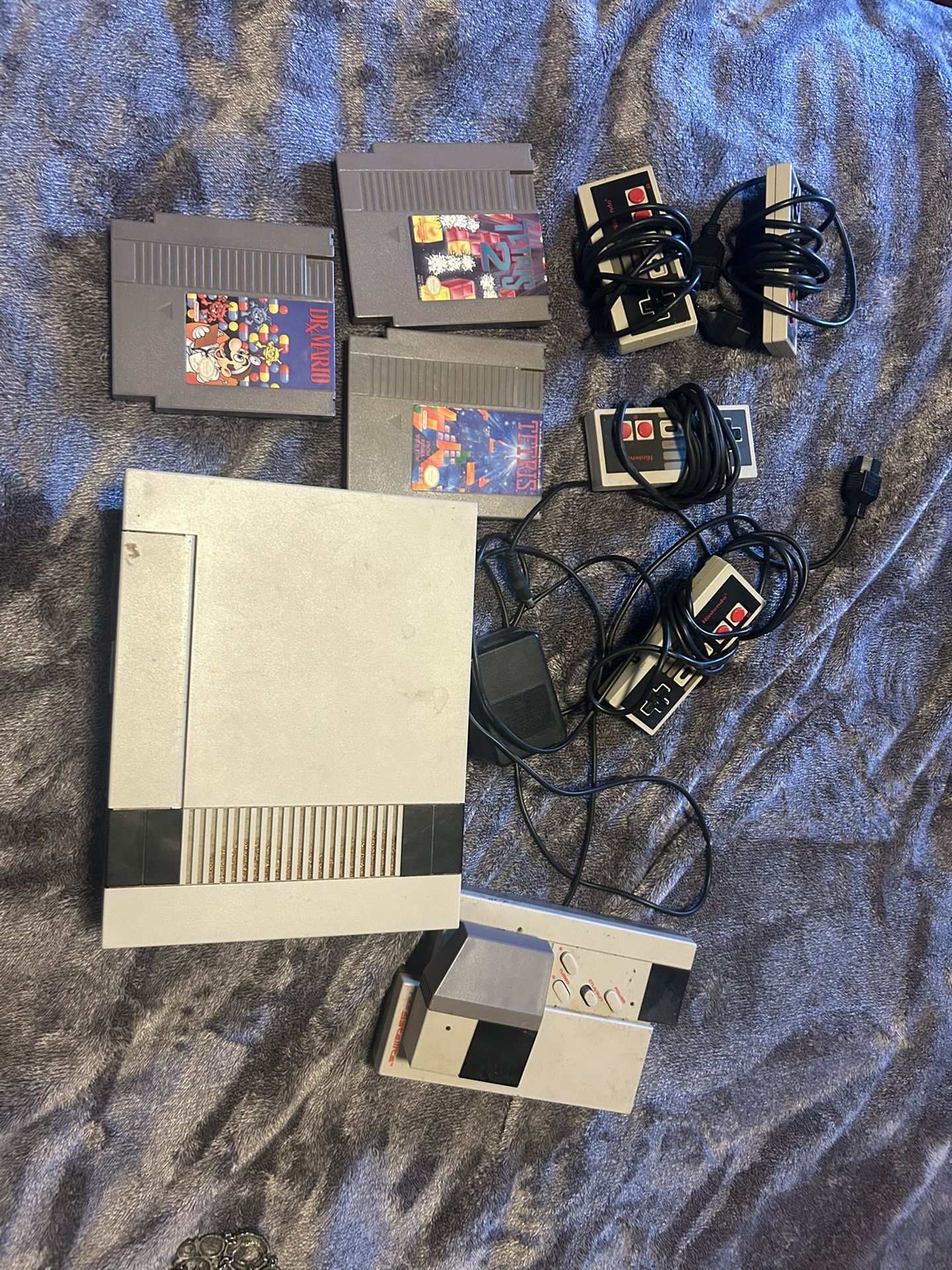 Nintendo NES System Bundle Console 3 games 4Controllers