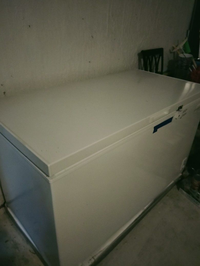 Insignia Deep Freezer 14 Cu. Ft. Chest Freezer