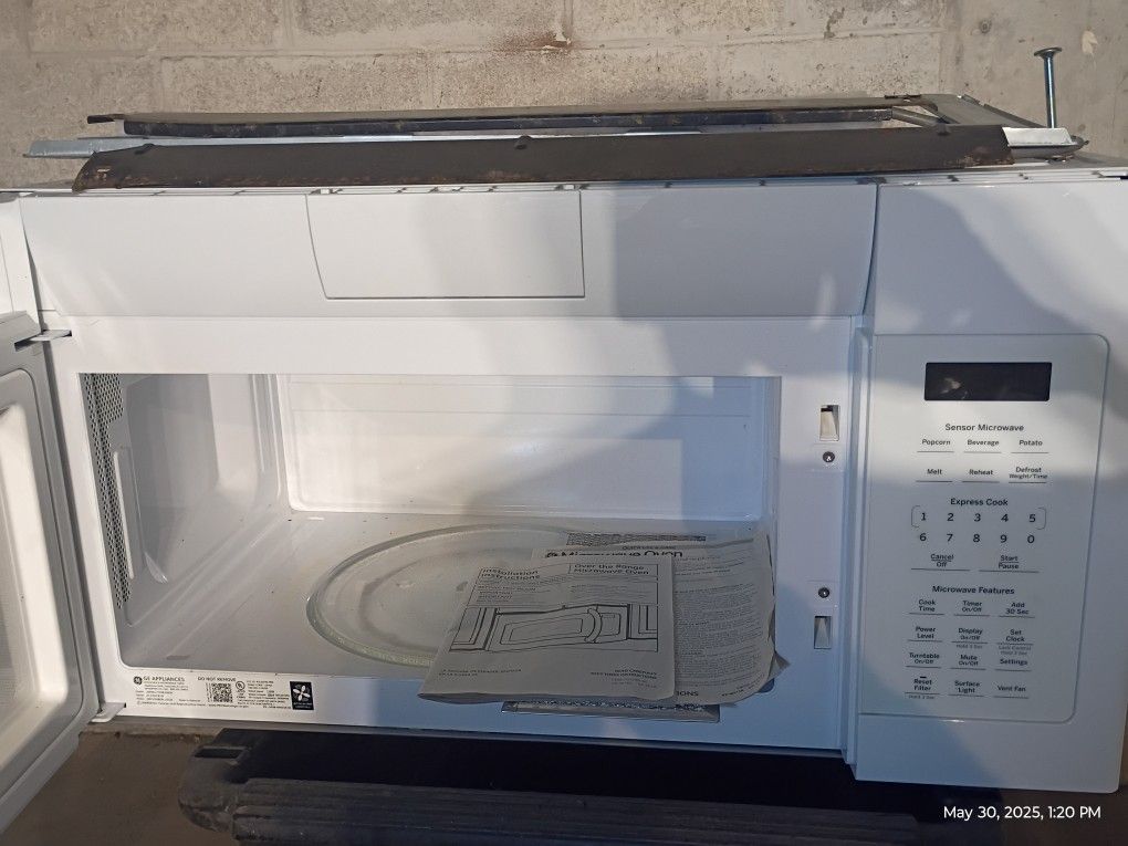 1000 w GE microwave with mounting bracket and all hardware to mount above stove