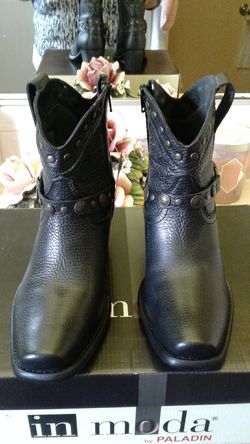 IN MODA BLACK LEATHER SIZE 6.